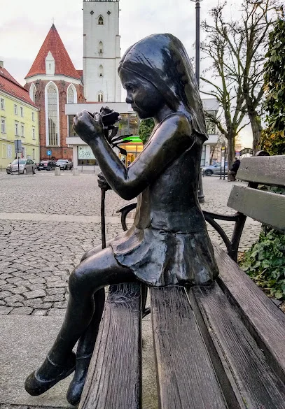Dziewczyna z Różą (pomnik 'Ola')